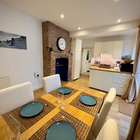 بيت للعطل Victorian Like Charm With Modern Comforts *