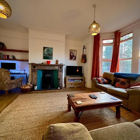 Victorian Like Charm With Modern Comforts بريستول