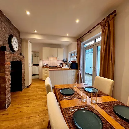 Victorian Like Charm With Modern Comforts بيت للعطل