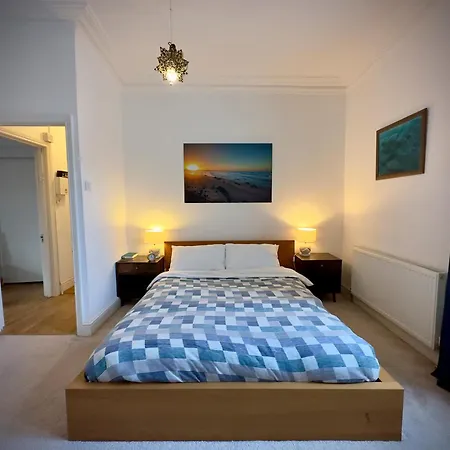 Victorian Like Charm With Modern Comforts 布里斯托